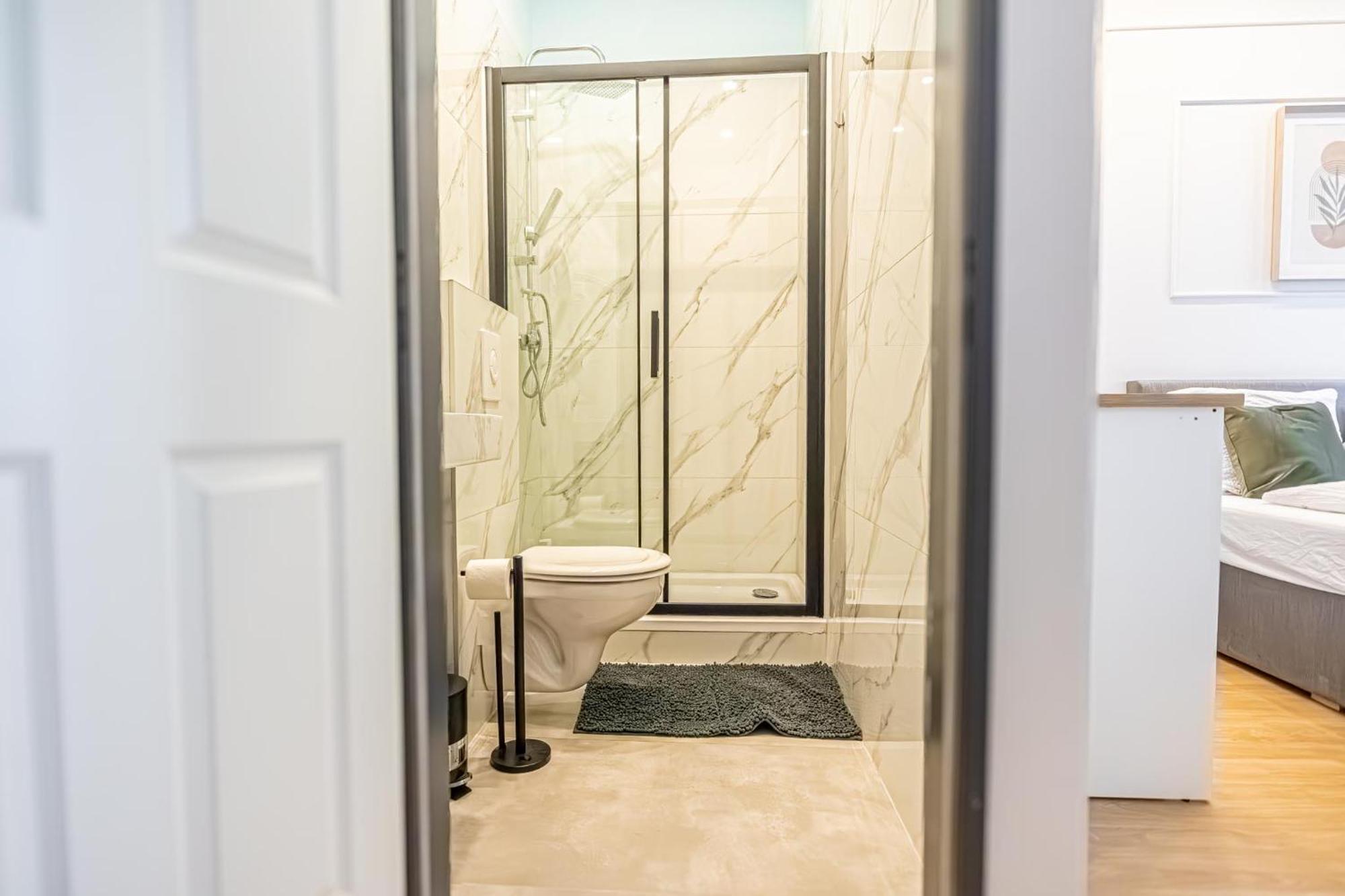 Spacious Shared Schoenbrunn Apartment *